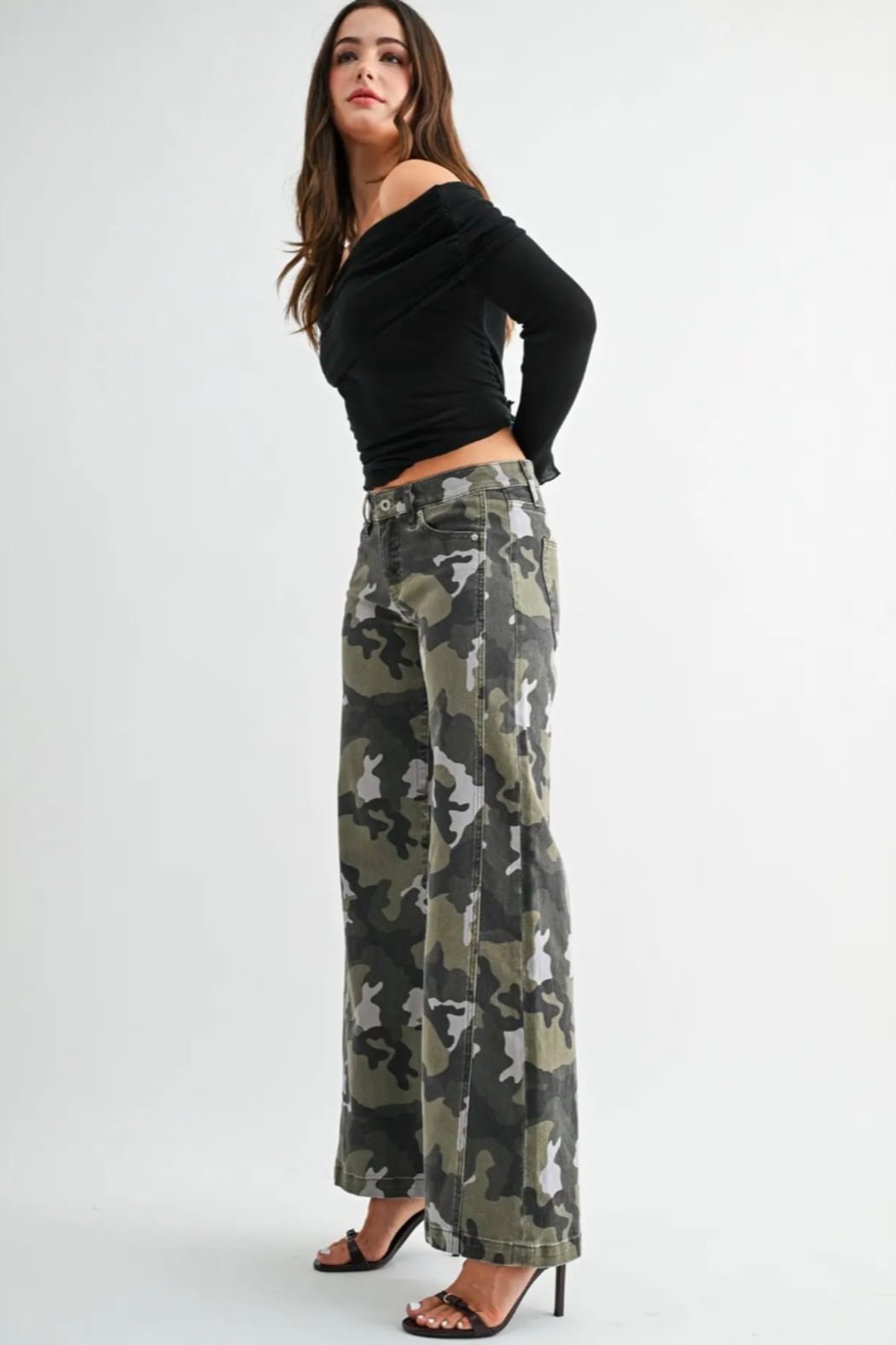 MID-RISE WIDE LEG JEAN