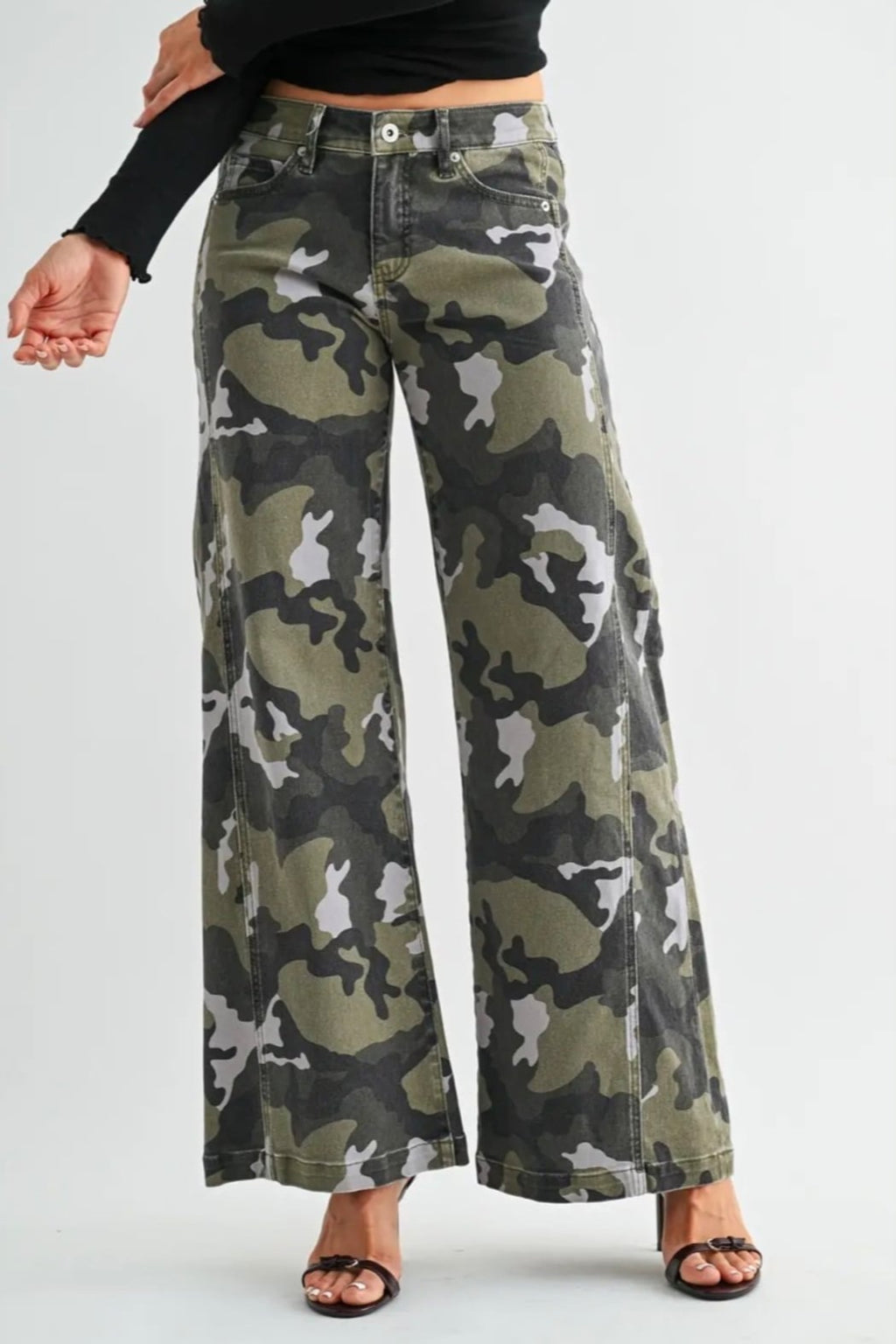 MID-RISE WIDE LEG JEAN