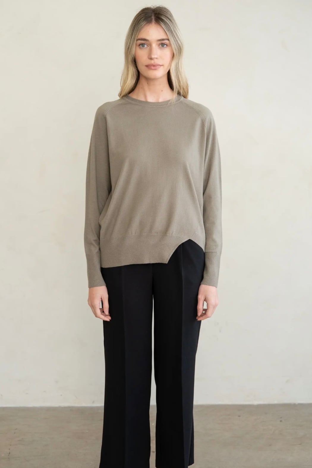 RELAXED LONG SLEEVE KNIT TOP