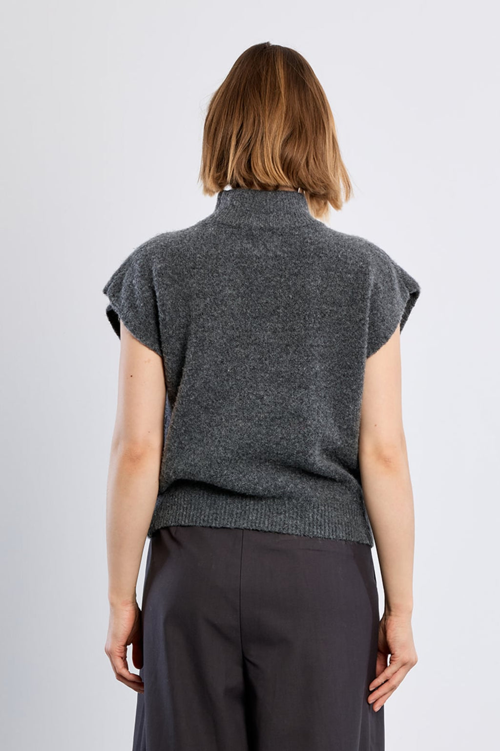 STUDS KNIT VEST