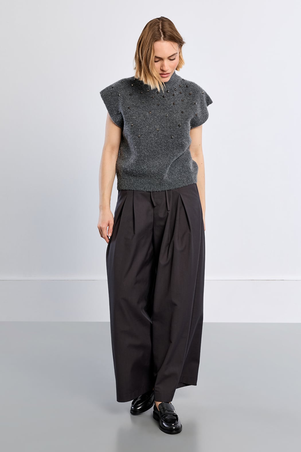 STUDS KNIT VEST